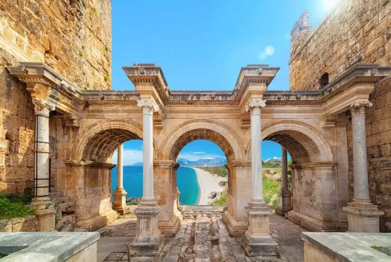 Antalya’nın Markalarından Biri: Hadrianus Kapısı antalya hadrianus kapisi